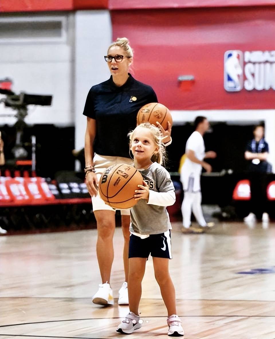 DB彩票官网-他们也是父亲！NBA球员带着孩子的感人瞬间