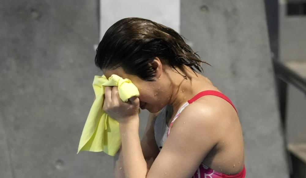 -肯尼亚长跑选手夺得冠军激动落泪