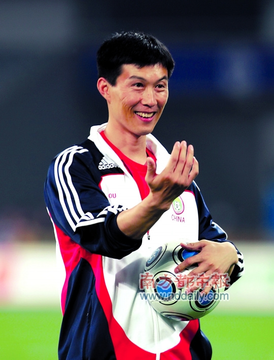 DB彩票平台-云南男篮助教王非热心指导，备战下一场比赛