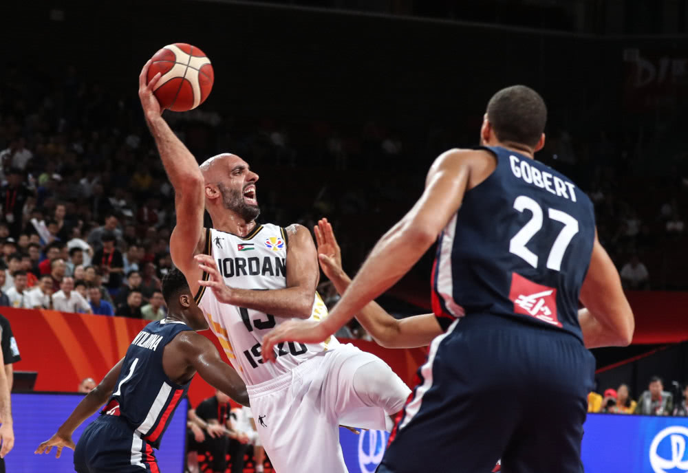 巴西排球队击败荷兰，成功晋级半决赛