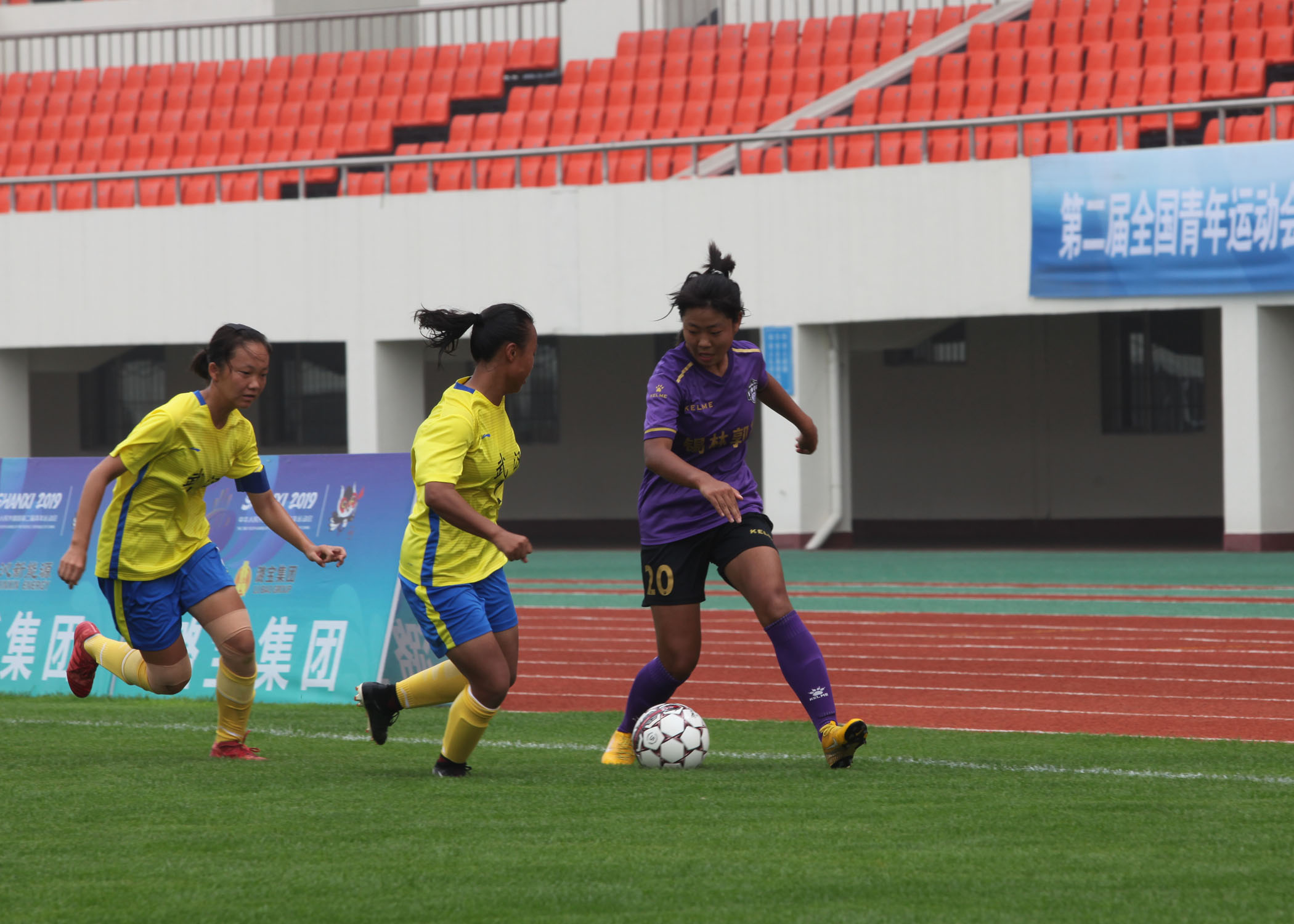 -竞技瞬间扣人心弦，精英选手斗志昂扬的简单介绍