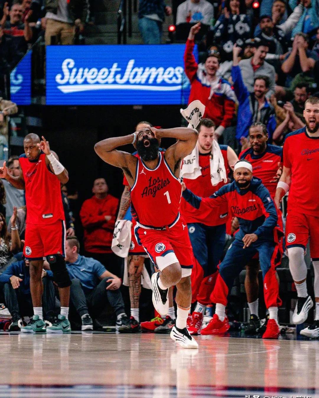 包含快船队客场失利，球队离季后赛距离渐远的词条