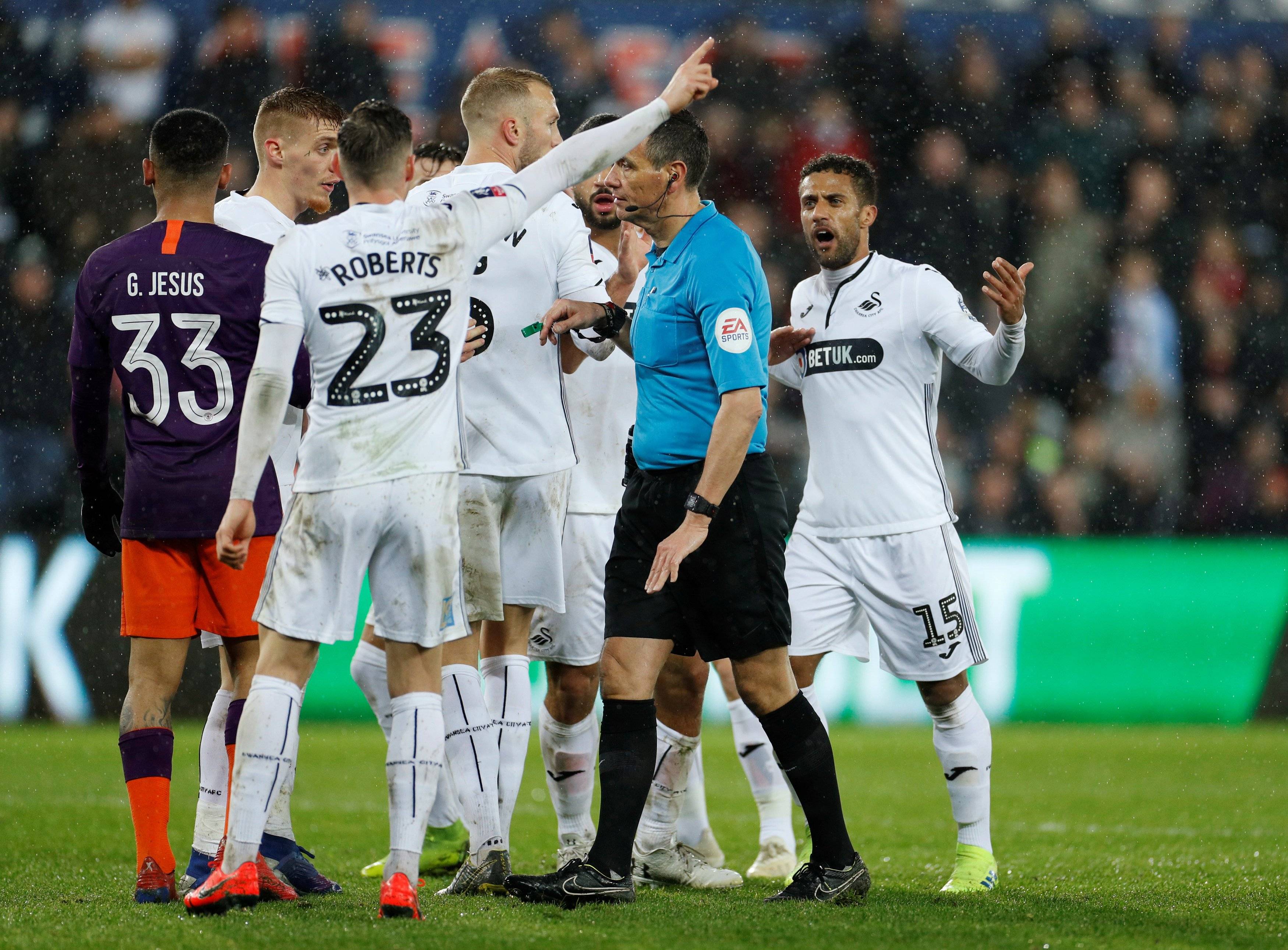 斯旺西主场战胜对手，继续稳健积分榜