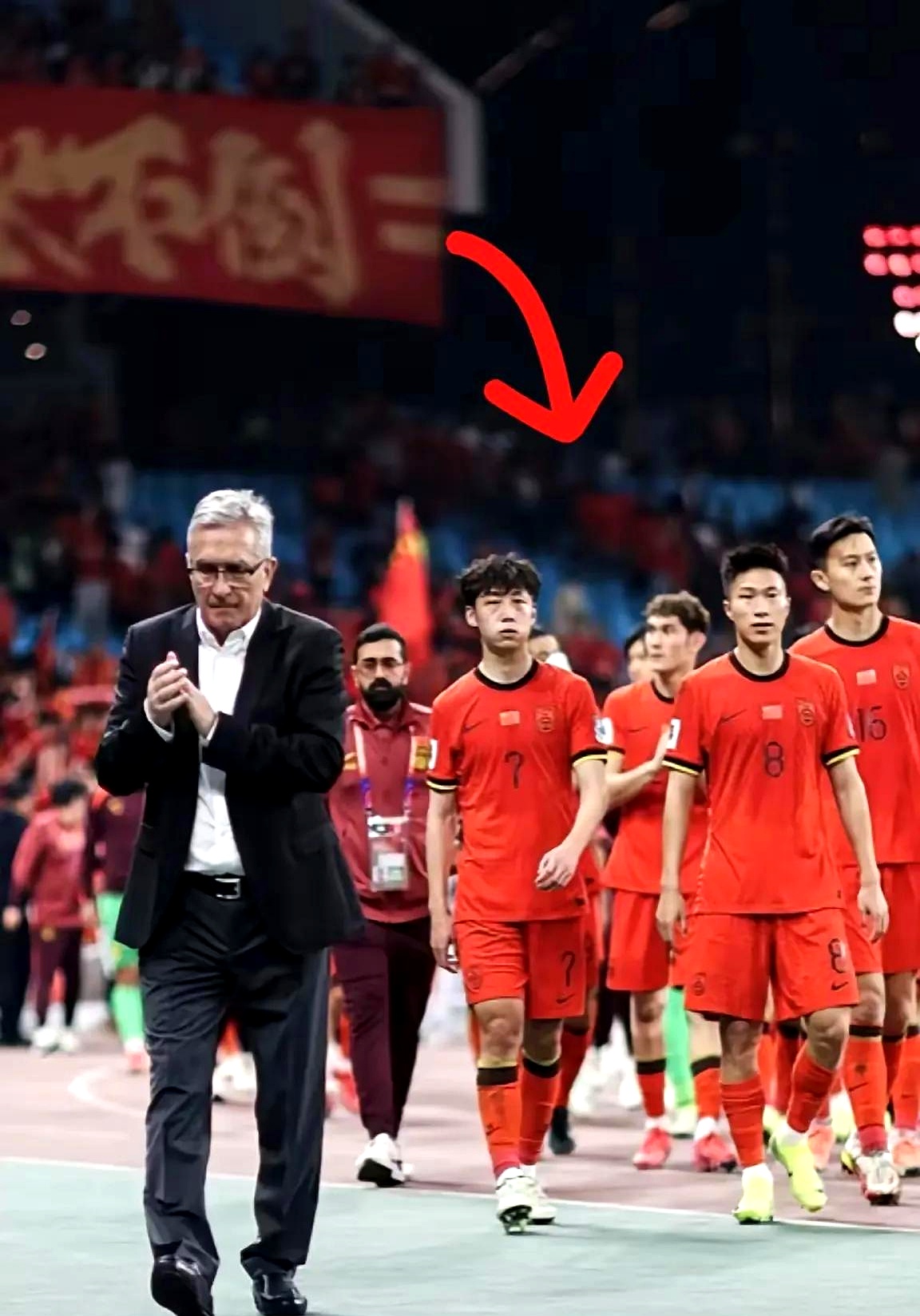 关于人重要球员状态出色，助球队轻松获胜的信息