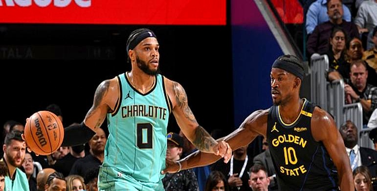 勇士队保持不败战胜黄蜂队