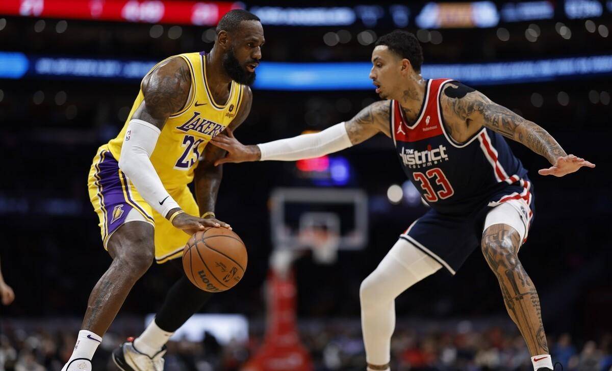 DB彩票官网-湖人突破独行侠，詹姆斯轰33分