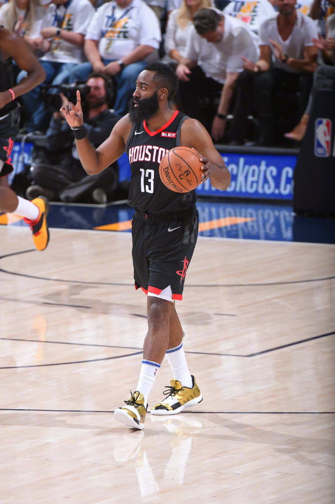 DB彩票官方网站-爵士险胜火箭，米切尔刷新纪录